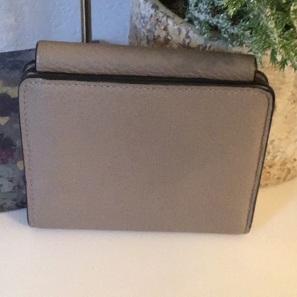 Chloe Grained Lambskin Drew Wallet - Picture 2 of 14